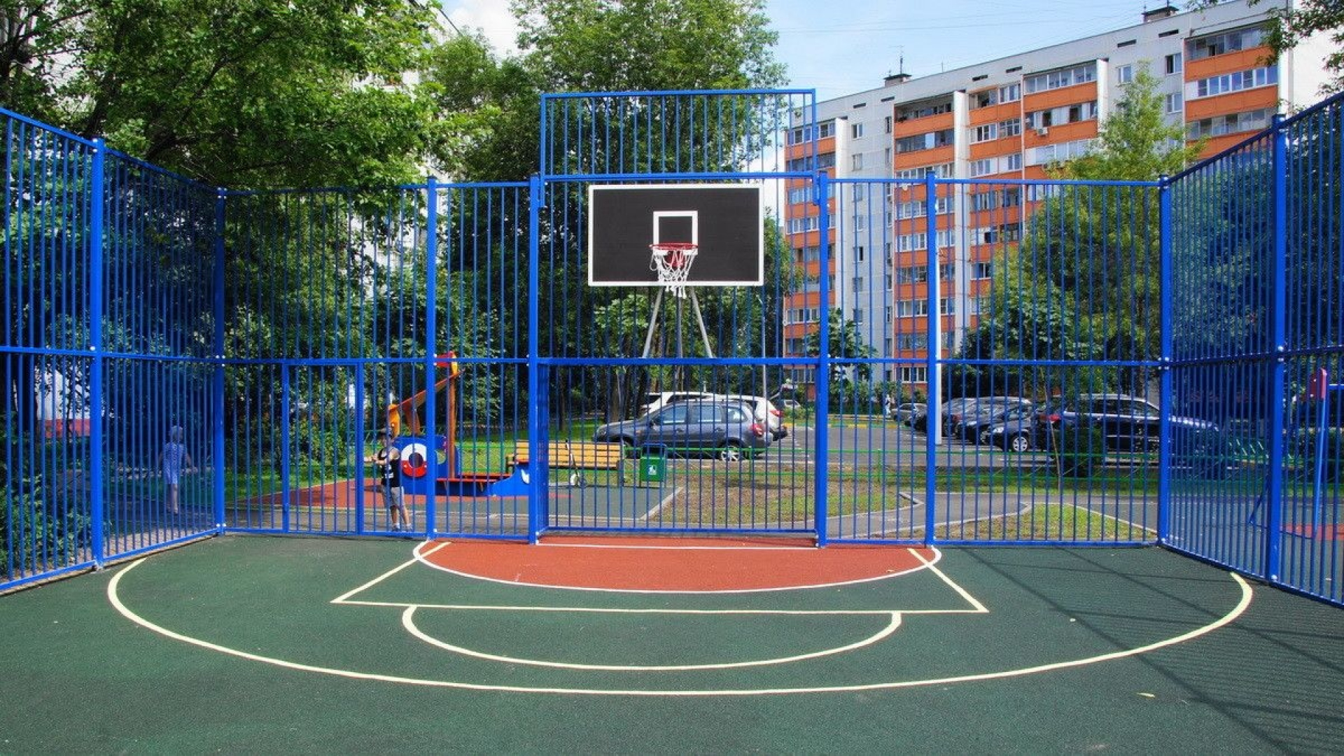 Безопасность спортивной площадки. Ограждение спортивной площадки. Ограждение баскетбольной площадки. Детские спортивные площадки. Спортивная площадка во дворе.